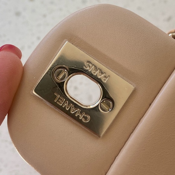 Authentic Rare Investment Chanel Running Chain Flapbag. Small Biege Lambskin - Picture 5 of 11